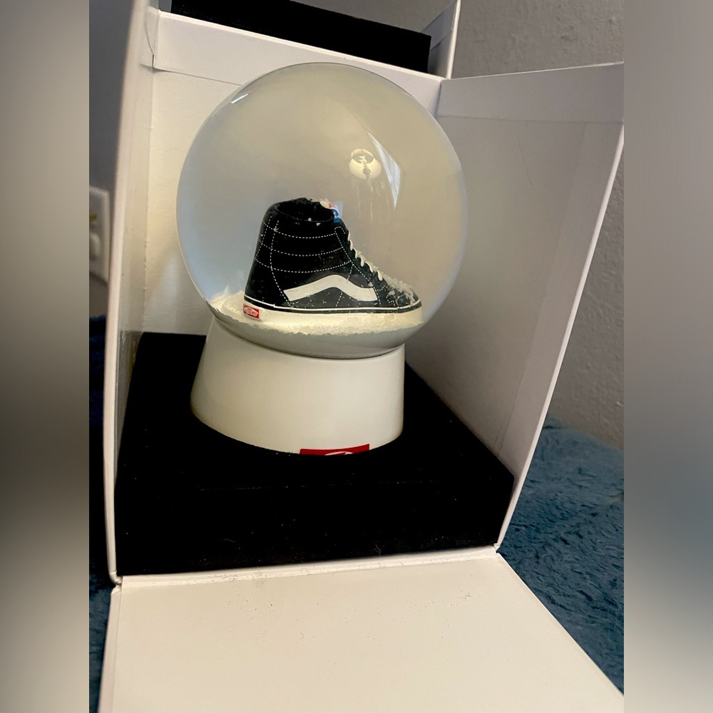 Vans collectible snowglobe w box